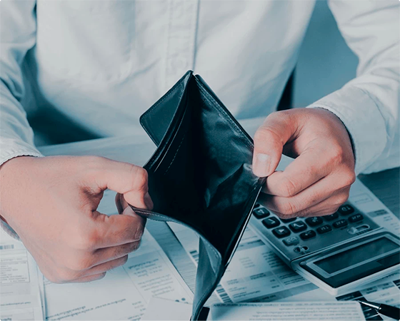 Мужчина смотрит в кошелёк